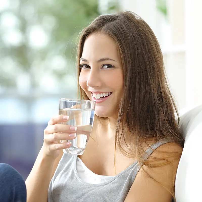Frau trinkt Wasserglas