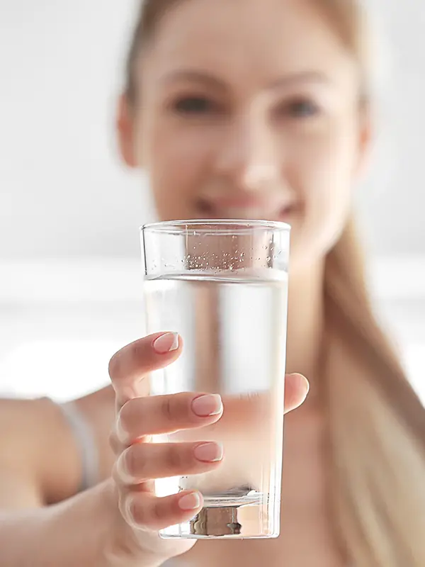 Glas Wasser in der Natur