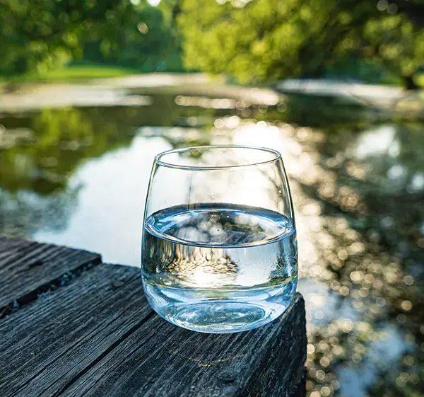 Glas mit Leitungswasser